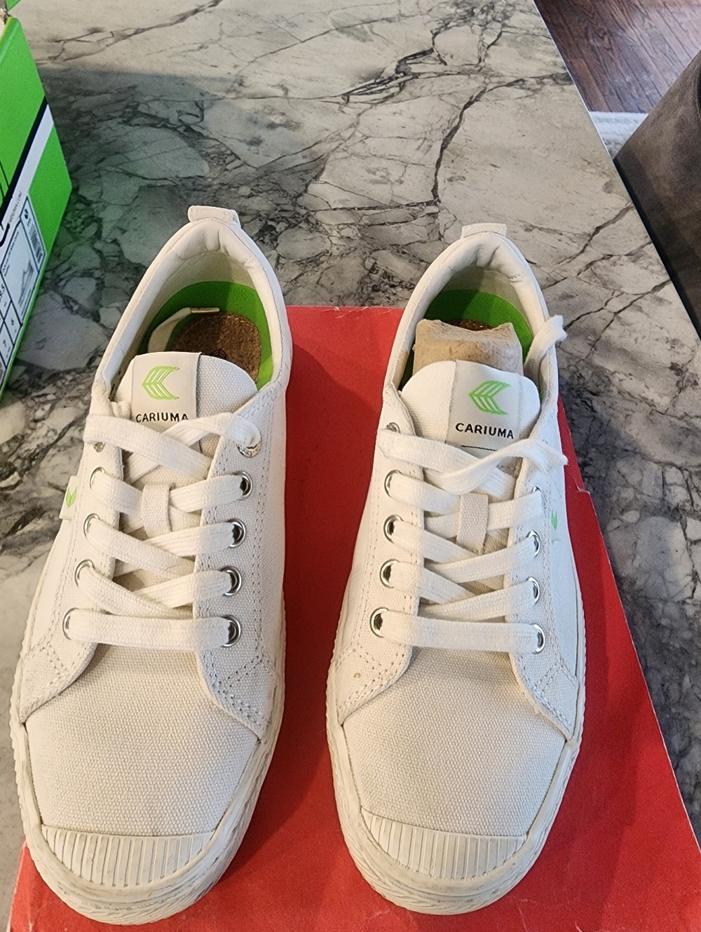 Cariuma size 8.5 women/7 men